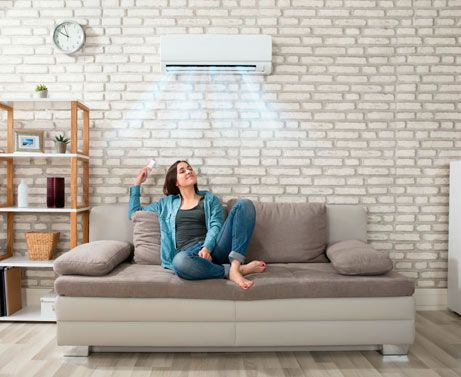 Mujer con control de aire acondicionado